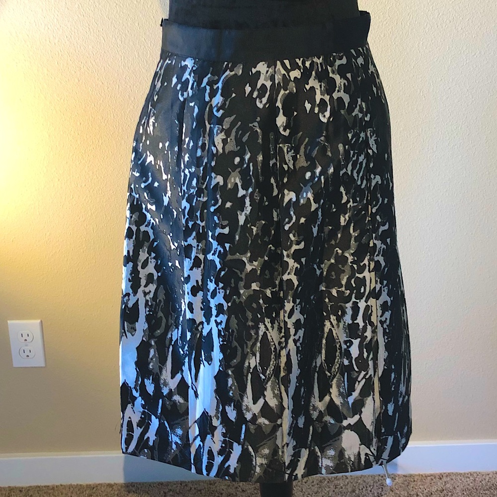 Mario Serrani Size 6 animal print knee length skirt with pleats.